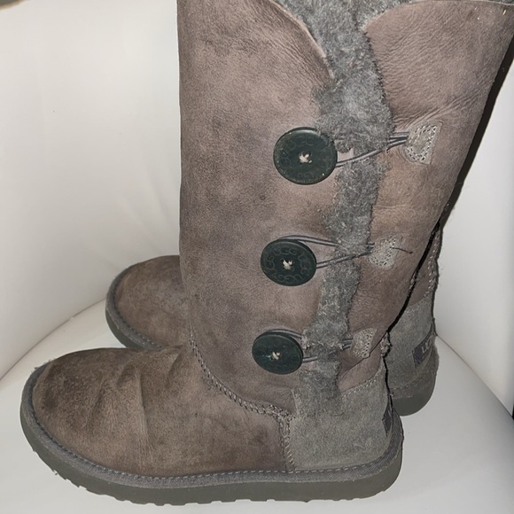 UGG BAILEY BUTTON TRIPLET II BOOT SIZE WOMENS 8 - Picture 1 of 9